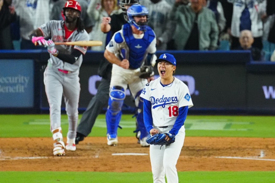 満塁のピンチをしのぎ叫ぶドジャース・山本由伸【写真：荒川祐史】