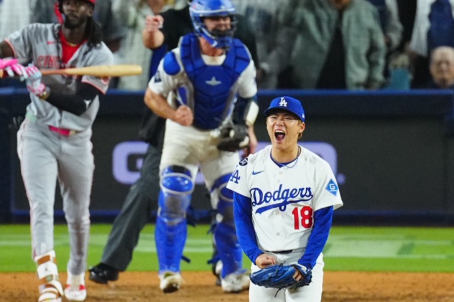 ピンチをしのぎ叫ぶドジャース・山本由伸【写真：荒川祐史】