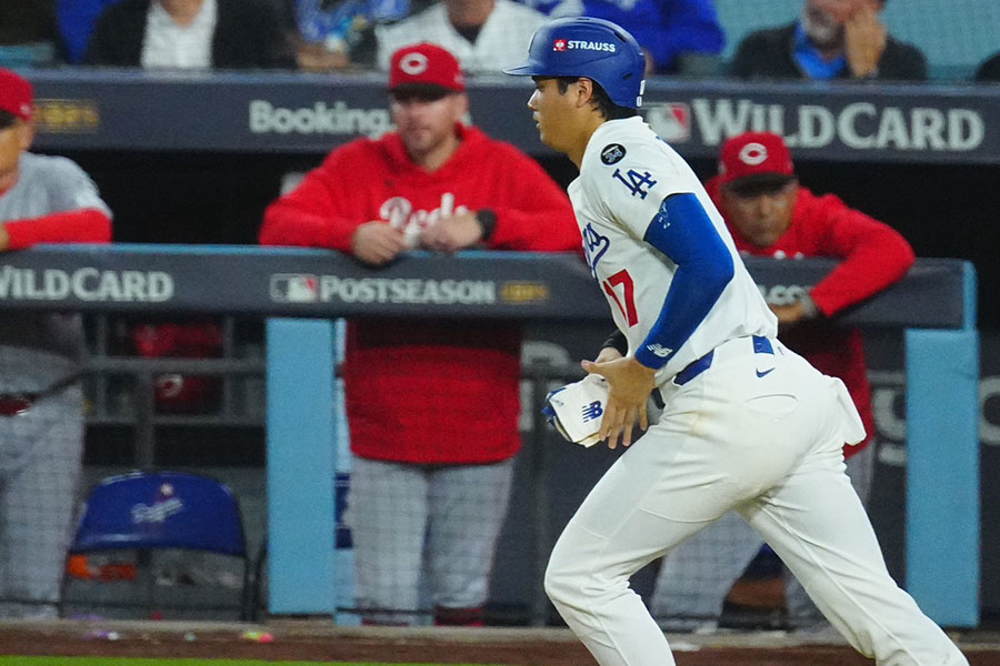 申告敬遠で塁に向かうドジャース・大谷翔平【写真：荒川祐史】
