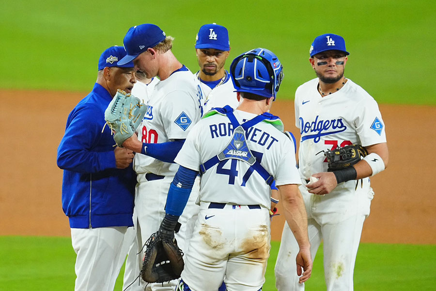 マウンドに集まるドジャースナイン【写真：荒川祐史】