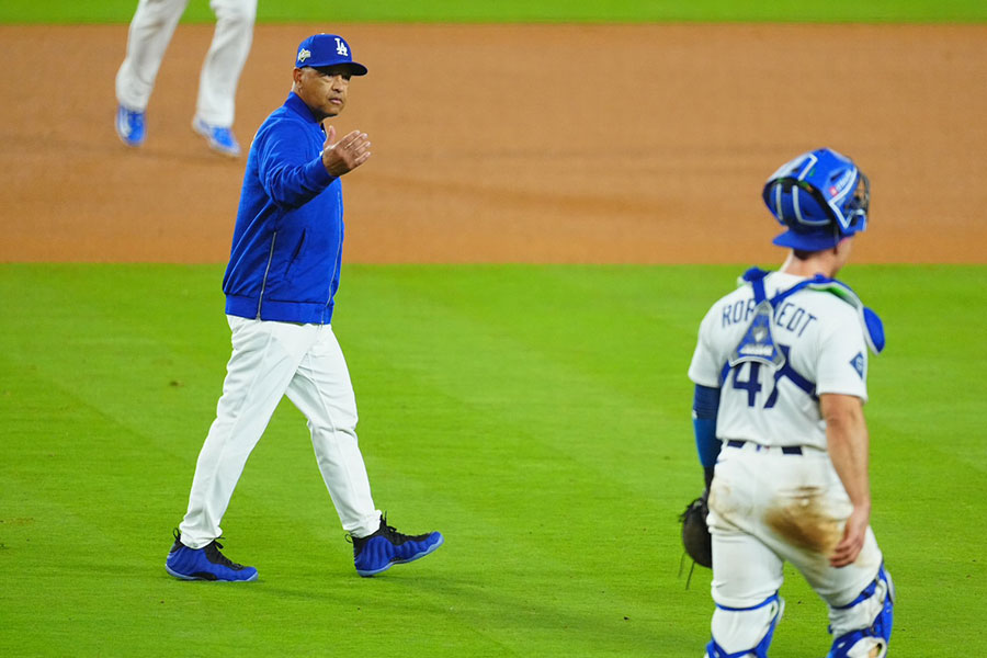 マウンドに向かうドジャースのデーブ・ロバーツ監督【写真：荒川祐史】