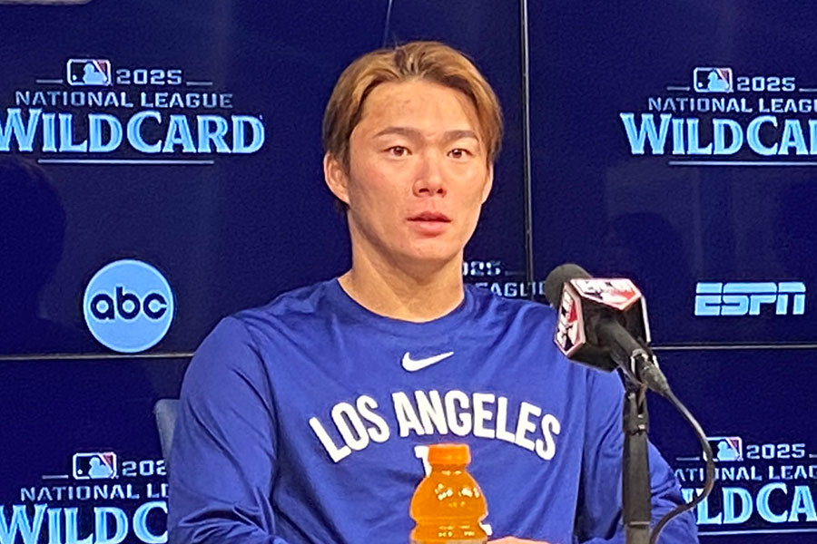 試合後の取材に応じたドジャース・山本由伸【写真：真柴健】