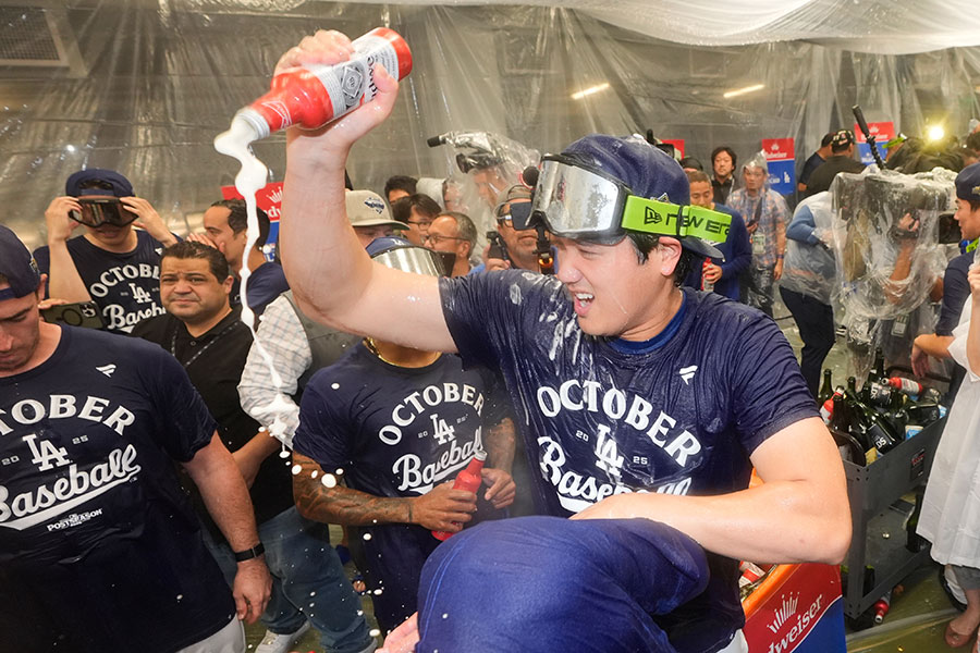 シャンパンファイトで盛り上がるドジャース・大谷翔平【写真：アフロ】