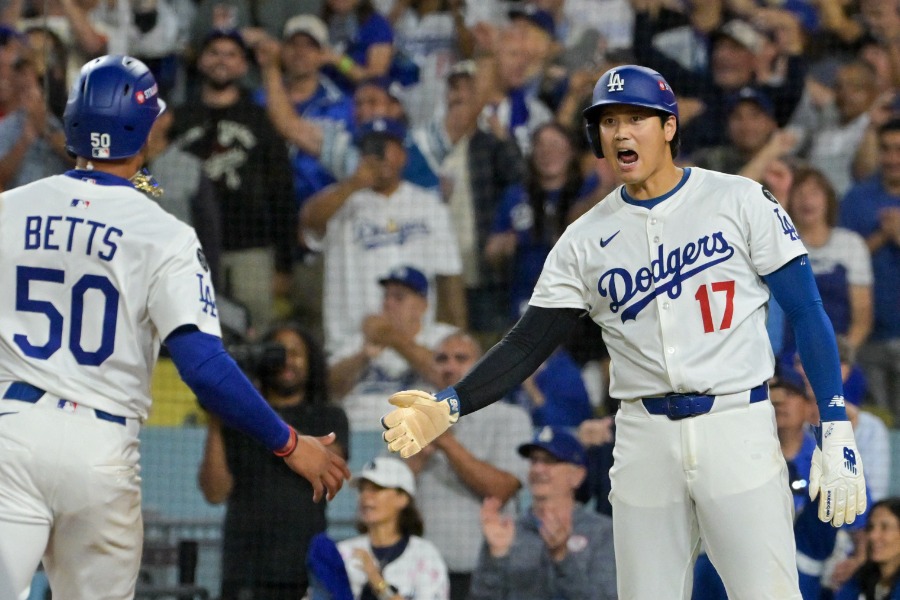 レッズ戦を戦ったドジャース・大谷翔平（右）とムーキー・ベッツ【写真：ロイター】