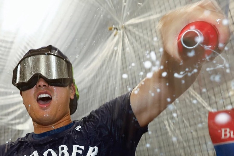 カメラにシャンパンをかけるドジャース・大谷翔平（写真はスクリーンショット）