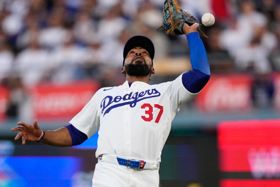 初回に失策したドジャースのテオスカー・ヘルナンデス【写真：アフロ】