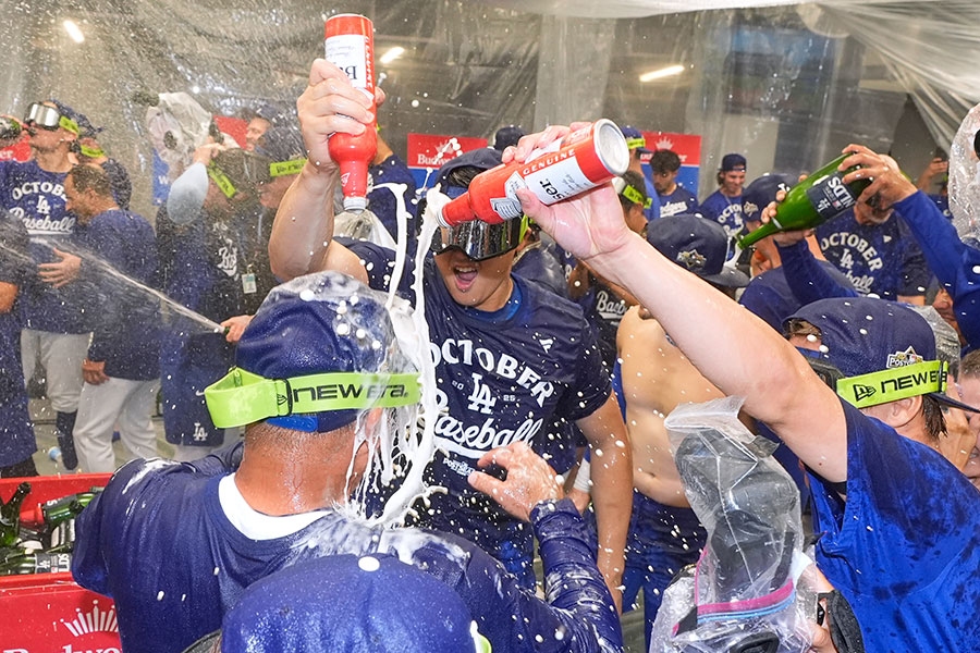 シャンパンファイトで盛り上がるドジャースナイン【写真：アフロ】