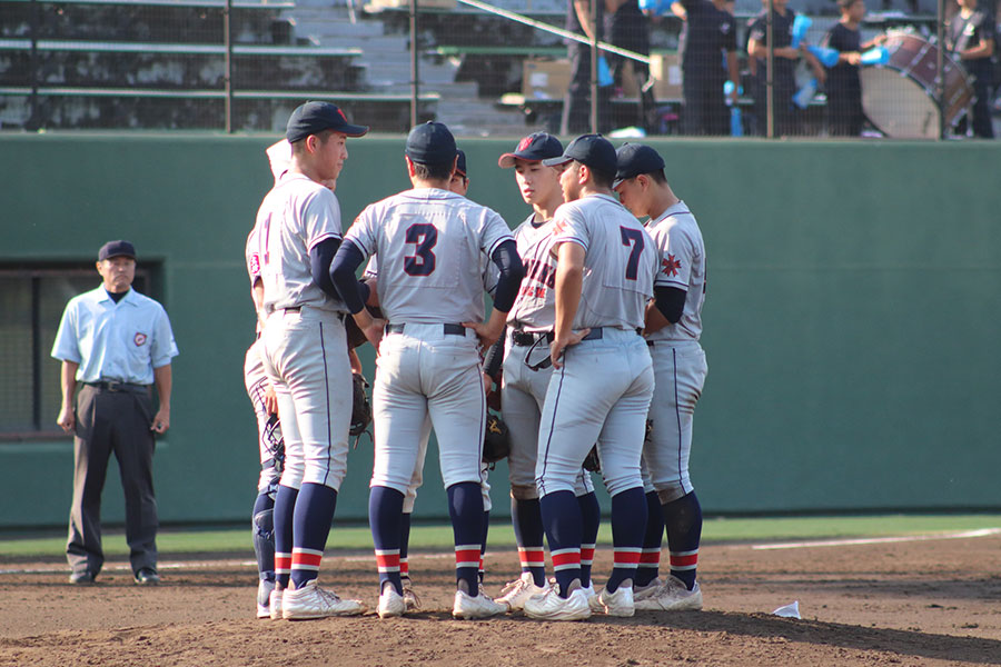 マウンドに集まる立花学園ナイン【写真：大利実】