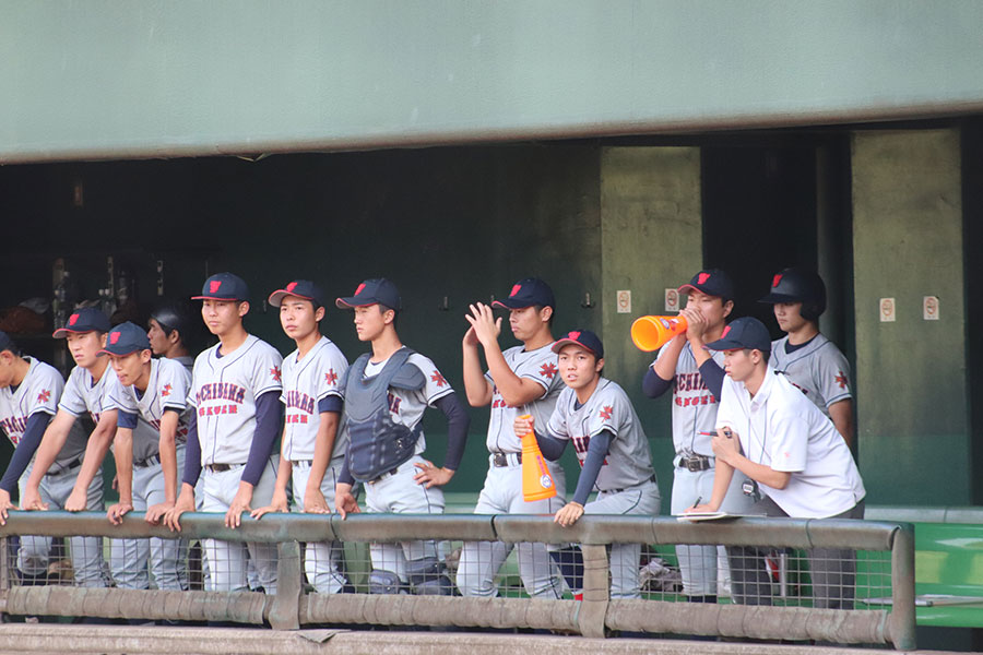 戦況を見守る立花学園ナイン【写真：大利実】