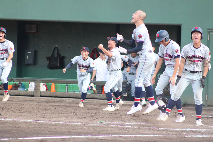 喜ぶ立花学園ナイン【写真：大利実】