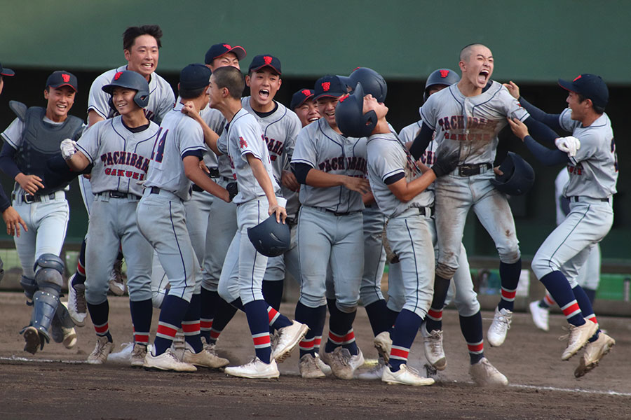 喜ぶ立花学園ナイン【写真：大利実】