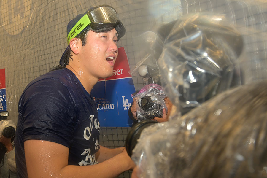 シャンパンファイトで盛り上がるドジャース・大谷翔平【写真：アフロ】