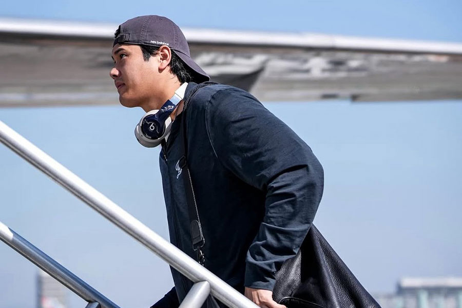 飛行機に乗り込むドジャース・大谷翔平【写真提供：ドジャース】