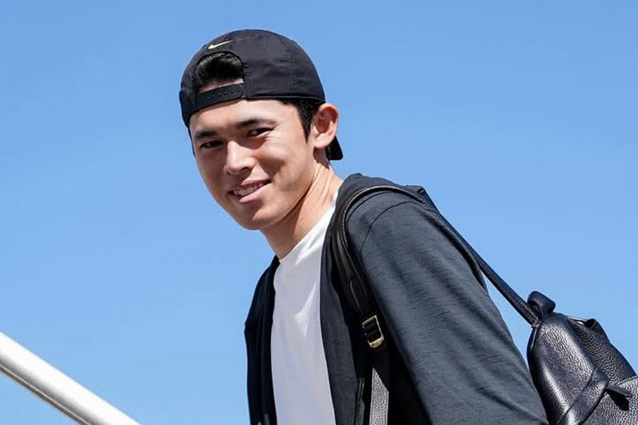 飛行機に乗り込むドジャース・佐々木朗希【写真提供：ドジャース】