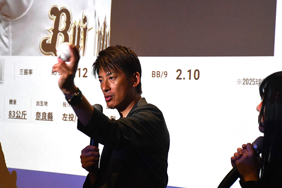 スライダーの「切り方」を説明する能見篤史氏【写真:(C)PLM】