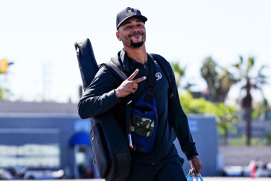 飛行機に乗り込むドジャースのムーキー・ベッツ【写真提供：ドジャース】