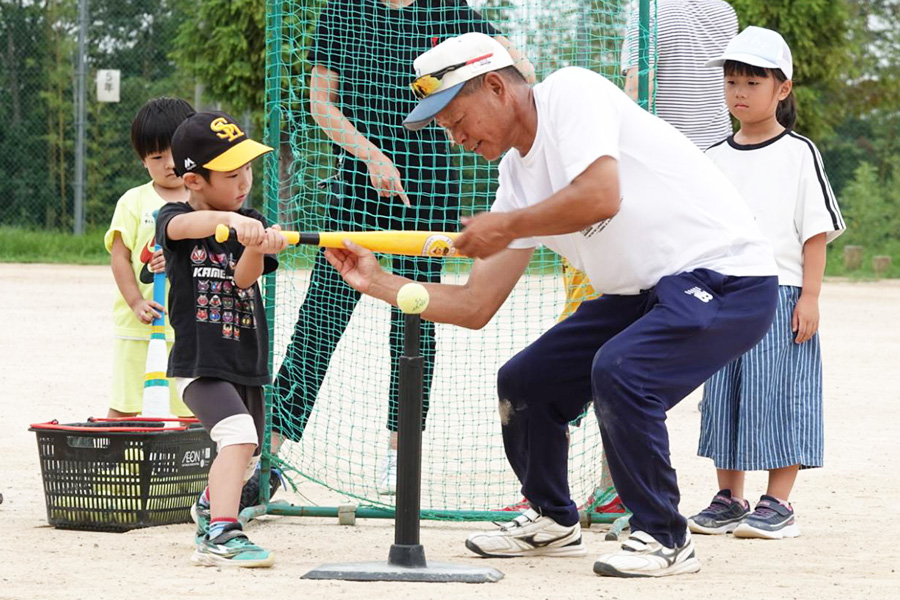 体験会で指導する小野東スポーツ少年団の園田達也監督【写真：橋本健吾】