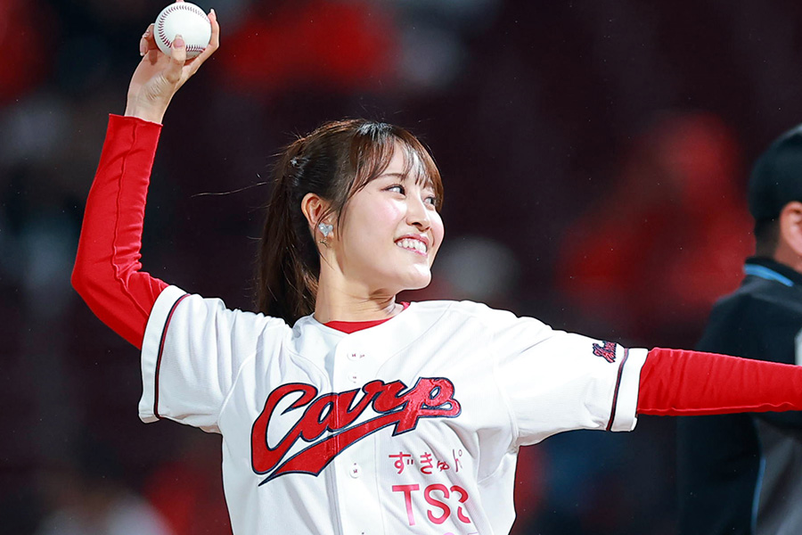 始球式を行った梶谷羽奈アナウンサー【写真提供：産経新聞社】