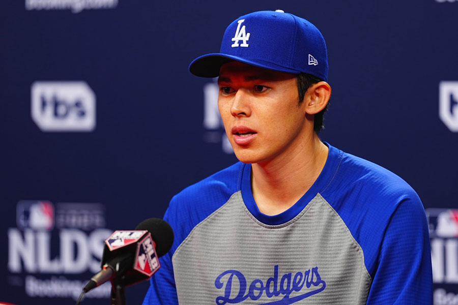 記者会見に臨んだドジャース・佐々木朗希【写真：荒川祐史】