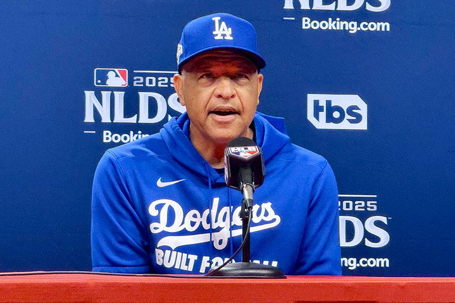 会見に臨んだドジャースのデーブ・ロバーツ監督【写真：小谷真弥】