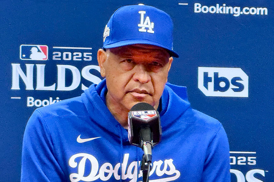 会見に臨んだドジャースのデーブ・ロバーツ監督【写真：小谷真弥】