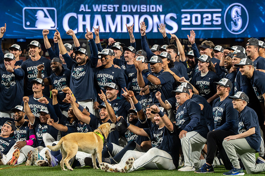 地区優勝を果たしたマリナーズナイン【写真：ロイター】