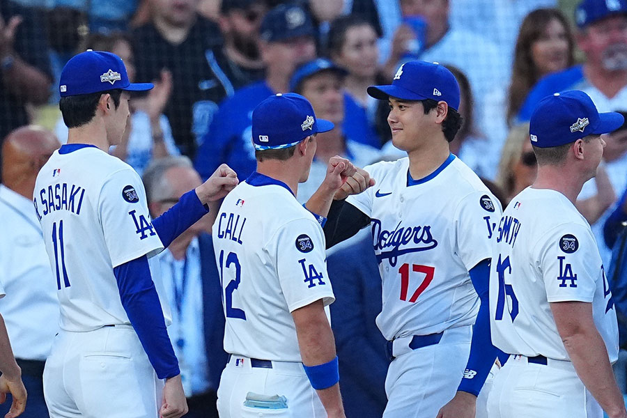 グータッチするドジャース・大谷翔平【写真：荒川祐史】