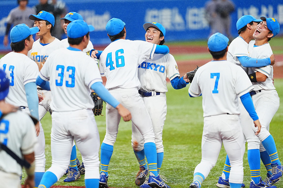 慶大に勝利した東大ナイン【写真：小林靖】