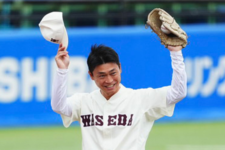 始球式に登場した早大OBの青木宣親氏【写真：小林靖】