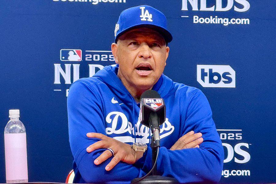 試合前、取材に対応したドジャースのデーブ・ロバーツ監督【写真：小谷真弥】