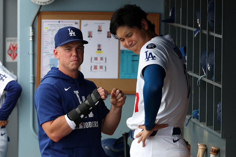 ドジャースのウィル・スミス（左）と大谷翔平【写真：ロイター】