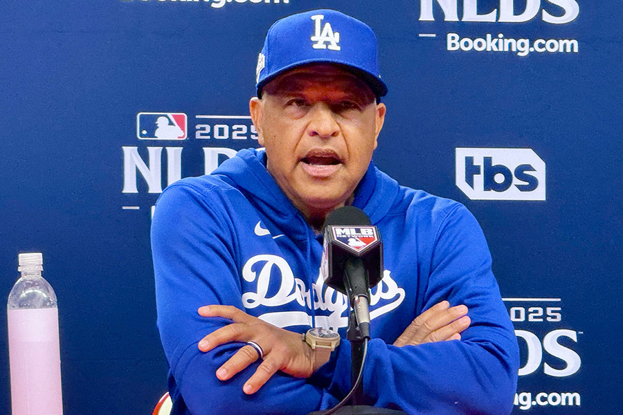 試合前、取材に対応したドジャースのデーブ・ロバーツ監督【写真:小谷真弥】