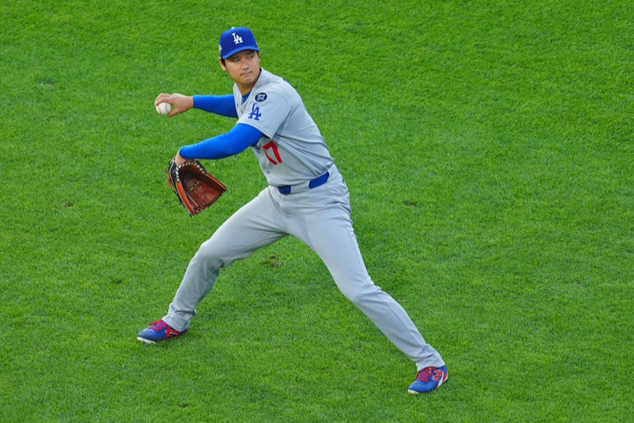 試合前、キャッチボールを行うドジャース・大谷翔平【写真：荒川祐史】