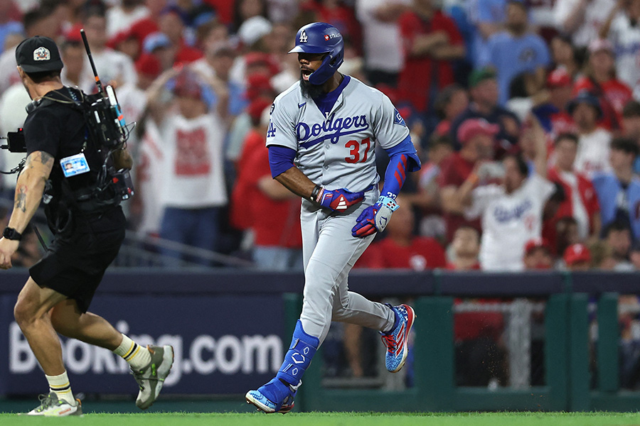 逆転3ランを放ったドジャースのテオスカー・ヘルナンデス【写真：ロイター】