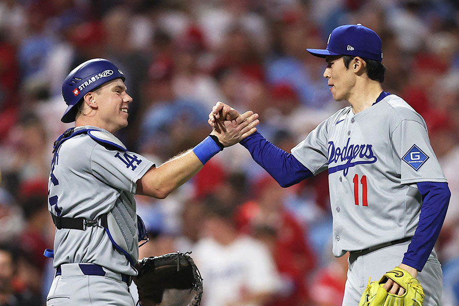ドジャース・佐々木朗希（右）と握手を交わすウィル・スミス【写真：ロイター】