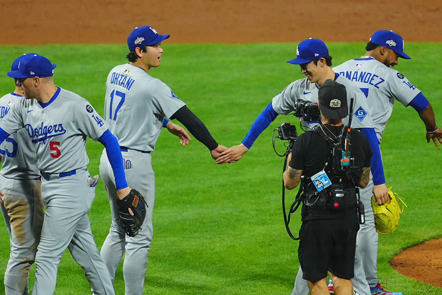 フィリーズ戦に出場したドジャース・大谷翔平（左）と佐々木朗希【写真：荒川祐史】