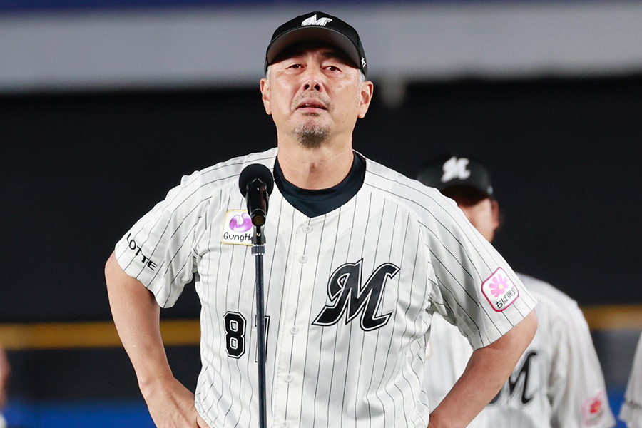 試合後、スピーチをするロッテ・吉井理人監督【写真：小池義弘】