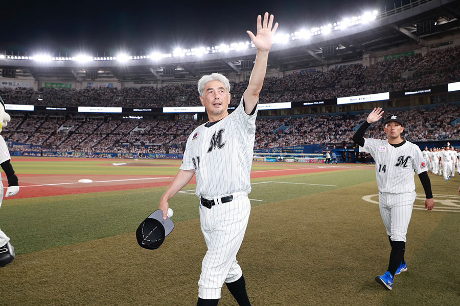 ファンに手を振るロッテ・吉井理人監督【写真:小池義弘】