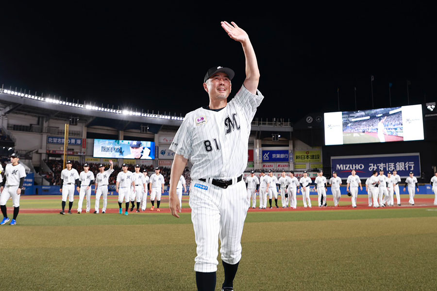 本拠地最終戦セレモニーに参加したロッテナインと吉井理人監督(中央)【写真:小池義弘】