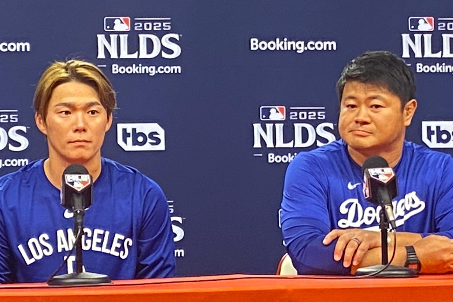 会見に出席したドジャース・山本由伸（左）と園田芳大通訳【写真：真柴健】