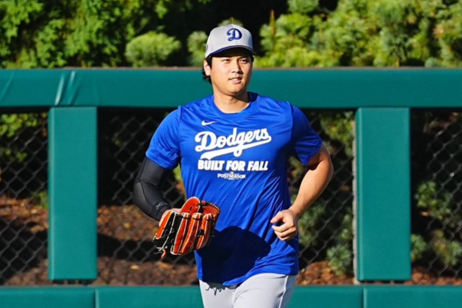外野守備についたドジャース・大谷翔平【写真：荒川祐史】