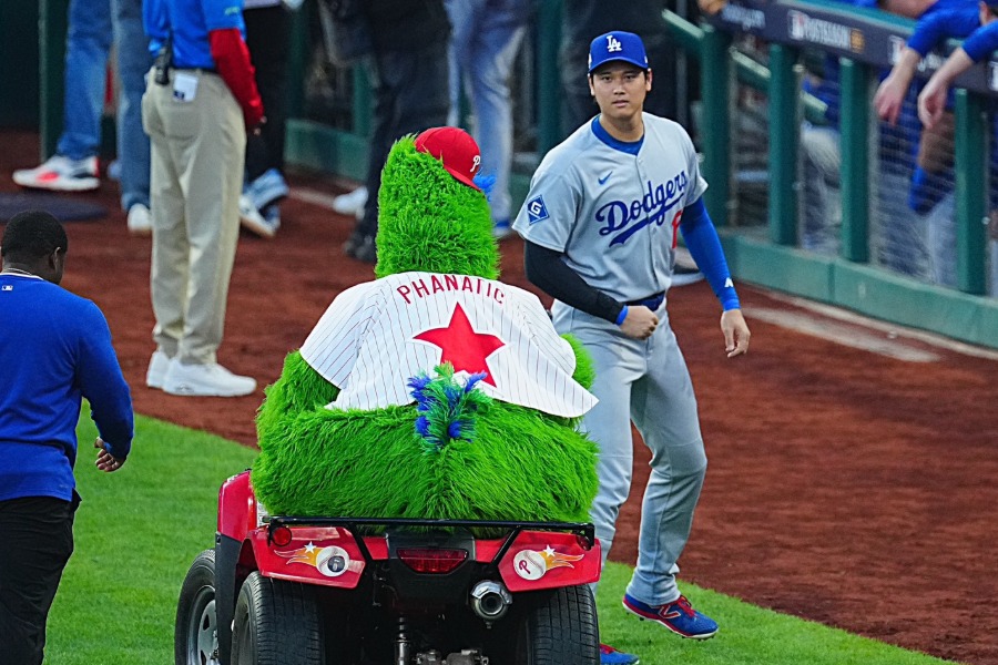 マスコット「ファナティック」と交流するドジャース・大谷翔平【写真：荒川祐史】