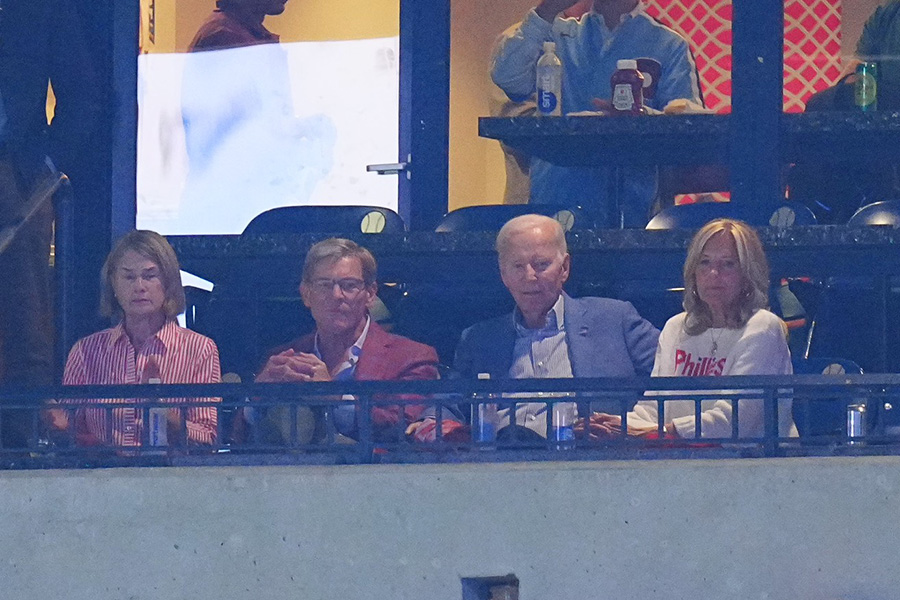 試合を観戦するジョー・バイデン元大統領夫妻（右）【写真：荒川祐史】