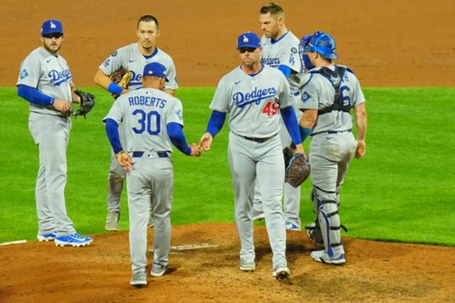 マウンドを降りるドジャースのブレイク・トライネン【写真：荒川祐史】