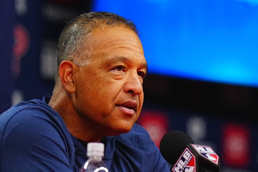 試合後、取材に応じたドジャースのデーブ・ロバーツ監督【写真：荒川祐史】