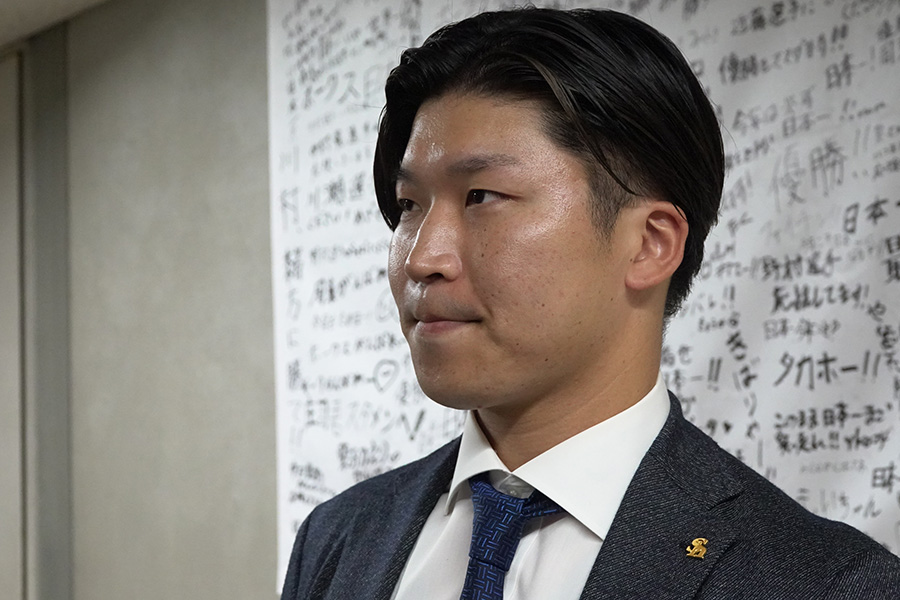 取材に応じたソフトバンク・長谷川威展【写真：竹村岳】　