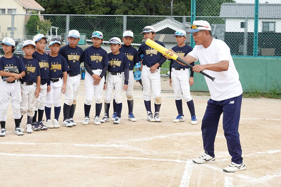 バントを指導する小野東スポーツ少年団・園田達也監督（右）【写真：橋本健吾】