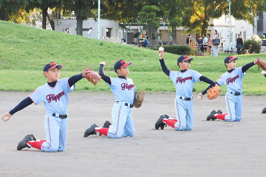 キャッチボールのメニューに取り組む東16丁目フリッパーズナイン【写真:石川加奈子】