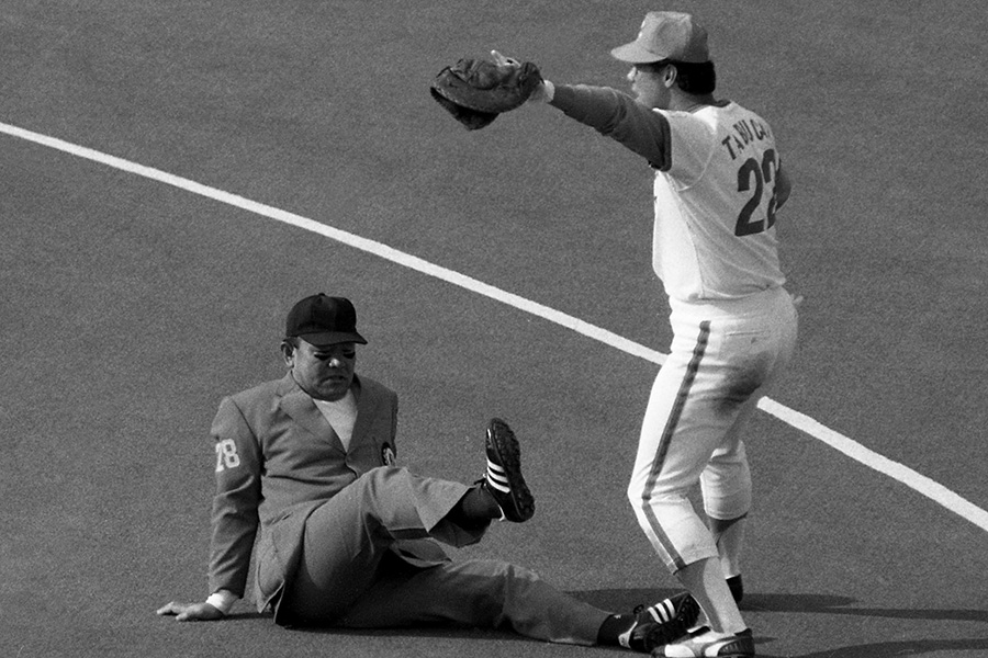 西武・田渕幸一と打球が当たった村田康一・一塁塁審（左）【写真提供：産経新聞社】