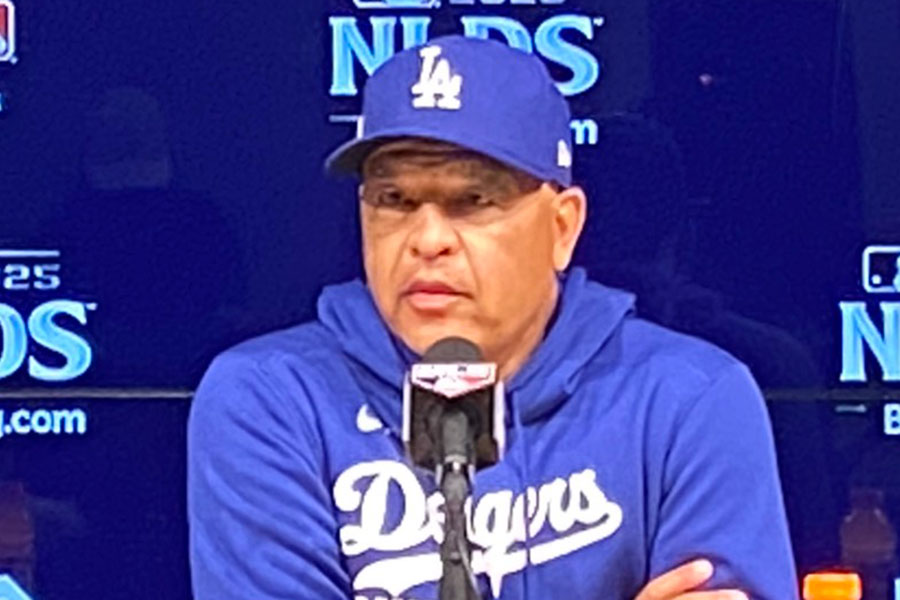試合前日会見に出席したドジャースのデーブ・ロバーツ監督【写真：真柴健】